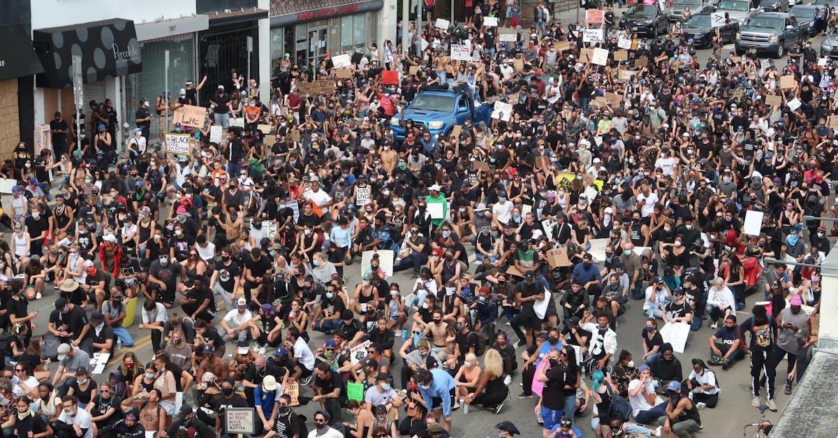 Crowds of people marching in Los Angeles to show solidarity with Iranian protesters