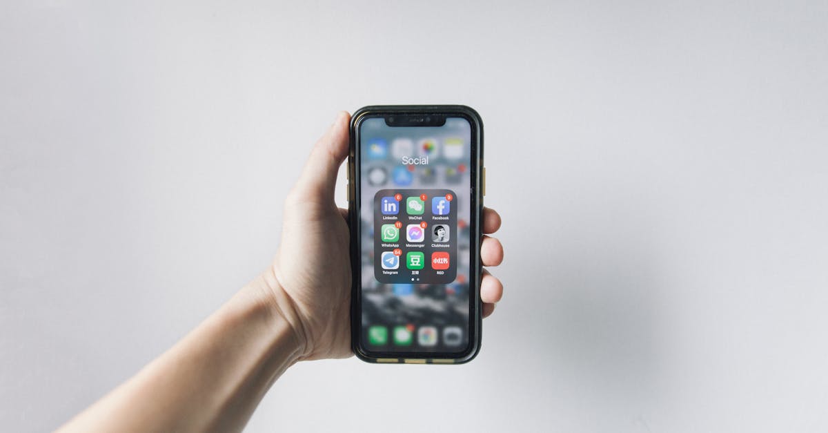 Android phone displaying Flow app's floating dictation bubble over text field